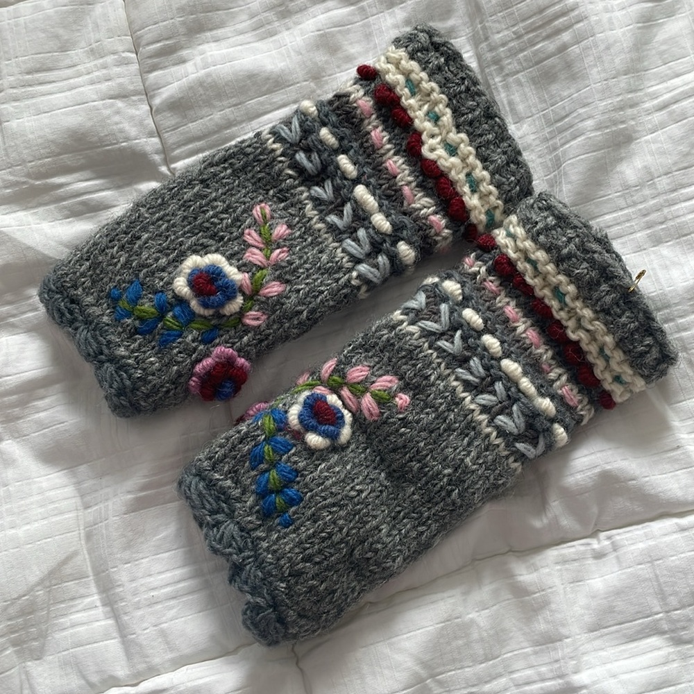 Fingerless Gloves with Embroidery - Picture 2 of 4